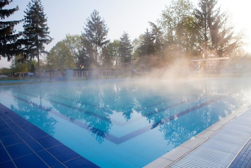 9 Ways to Heat a Pool