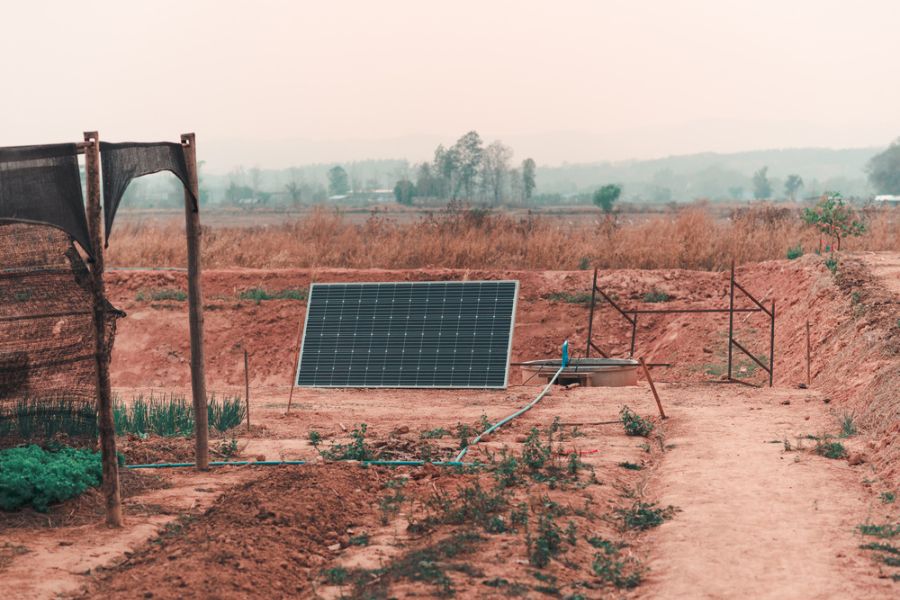 Solar cells pumping water from the well